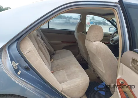 2002 Toyota Camry Le z USA, uszkodzony, nr VIN 4T1BE32K22U573578